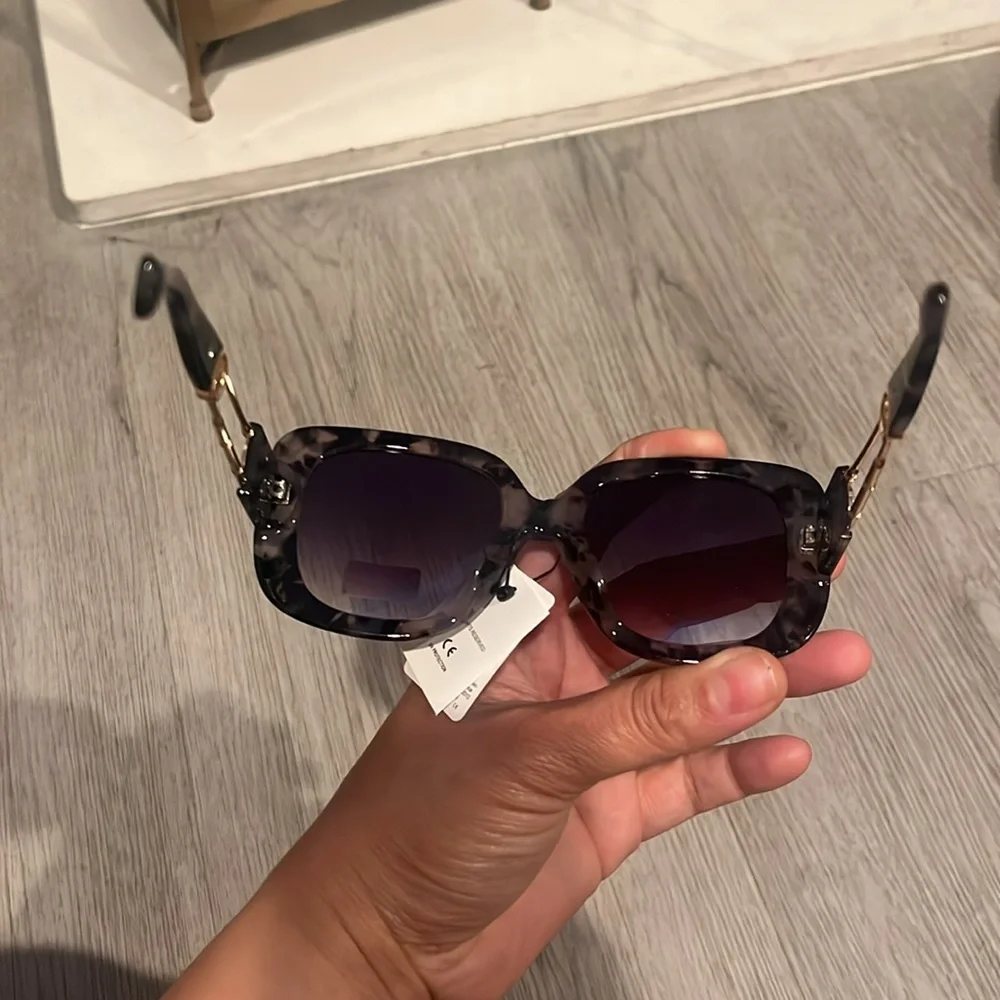 NWT VG designer luxury glasses with 400 UV protection